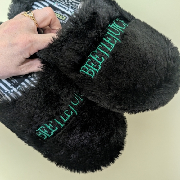 Beetlejuice Black Faux Fur Slippers Nwt - Picture 4 of 5